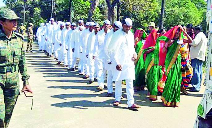 The collective Shubhamangal of 60 tribal couples in Bhamragad | भामरागडमध्ये ६० आदिवासी जोडप्यांचे सामूहिक शुभमंगल The collective Shubhamangal of 60 tribal couples in Bhamragad | भामरागडमध्ये ६० आदिवासी जोडप्यांचे सामूहिक शुभमंगल