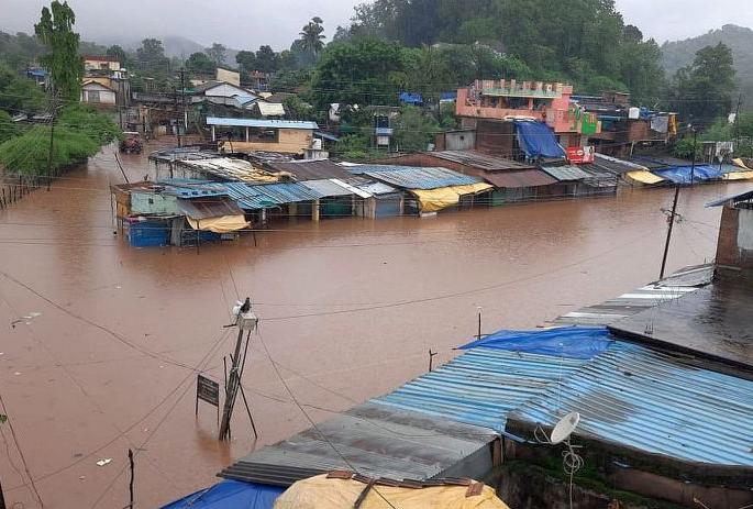 A record 1986 flood of the Gaedavari river | गाेदावरी नदीच्या महापुराने ताेडला 1986 चा रेकाॅर्ड A record 1986 flood of the Gaedavari river | गाेदावरी नदीच्या महापुराने ताेडला 1986 चा रेकाॅर्ड