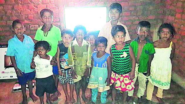 Digital Lessons To Children Of Naxalites | नक्षलवाद्यांच्या मुलांनाही डिजिटलचे धडे Digital Lessons To Children Of Naxalites | नक्षलवाद्यांच्या मुलांनाही डिजिटलचे धडे