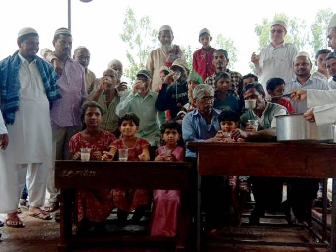 Muslim brothers rush to wipe away the tears of flood victims | पूरग्रस्तांचे अश्रू पुसण्यासाठी सोलापूरच्या मुस्लिम बांधवांची धावाधाव !