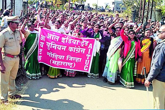 Women injured in Collectorate | जिल्हाधिकारी कार्यालयावर धडकल्या महिला Women injured in Collectorate | जिल्हाधिकारी कार्यालयावर धडकल्या महिला