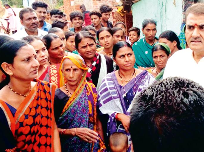  Provide water through tanker at Manora village | मनोरा गावात टँकरने पाणी पुरवा