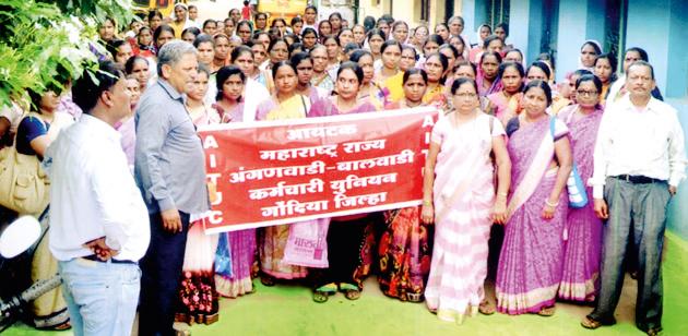 Front for the project office of Anganwadi workers | अंगणवाडी कर्मचाºयांचा प्रकल्प कार्यालयावर मोर्चा Front for the project office of Anganwadi workers | अंगणवाडी कर्मचाºयांचा प्रकल्प कार्यालयावर मोर्चा