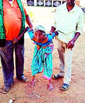 90 years old pension for the bank | ९० वर्षांची म्हातारी पेंशनसाठी बँकेत 90 years old pension for the bank | ९० वर्षांची म्हातारी पेंशनसाठी बँकेत