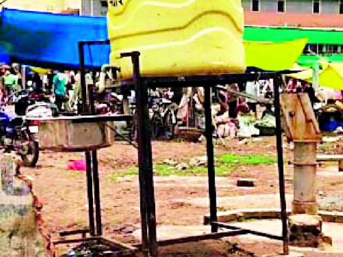 Handwash stations in the city are becoming 'show pieces' | ‘शो पीस’ ठरत आहेत शहरातील हॅँडवॉश स्टेशन Handwash stations in the city are becoming 'show pieces' | ‘शो पीस’ ठरत आहेत शहरातील हॅँडवॉश स्टेशन