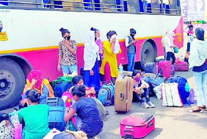 Inconvenience to 21 young women returning from Gujarat | गुजरातवरुन परतलेल्या २१ तरुणींची गैरसोय