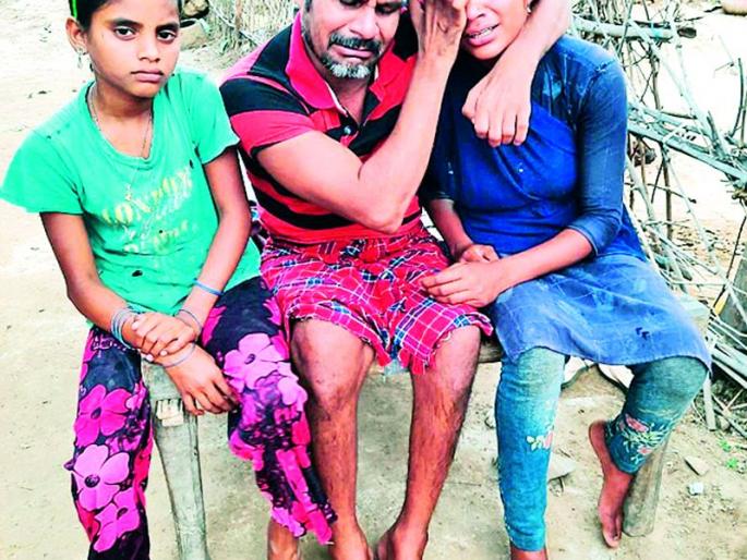 The Collector came to the rescue of the Mohare family | मोहारे कुटुंबावरील संकटाला धावून आले जिल्हाधिकारी The Collector came to the rescue of the Mohare family | मोहारे कुटुंबावरील संकटाला धावून आले जिल्हाधिकारी