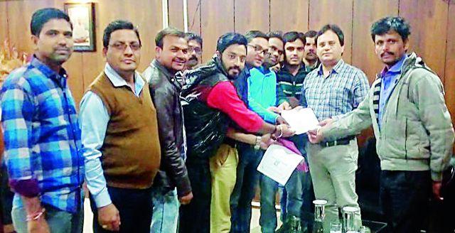 Take contract workers on the governance establishment | कंत्राटी कर्मचाऱ्यांना शासन आस्थापनेवर घ्या