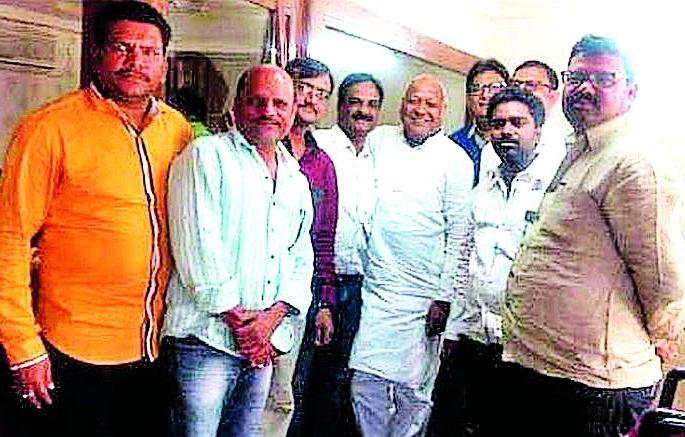 Manu and Tiwari's Agarwal felicitated | मंसुरी व तिवारी यांचा अग्रवाल यांनी केला सत्कार Manu and Tiwari's Agarwal felicitated | मंसुरी व तिवारी यांचा अग्रवाल यांनी केला सत्कार