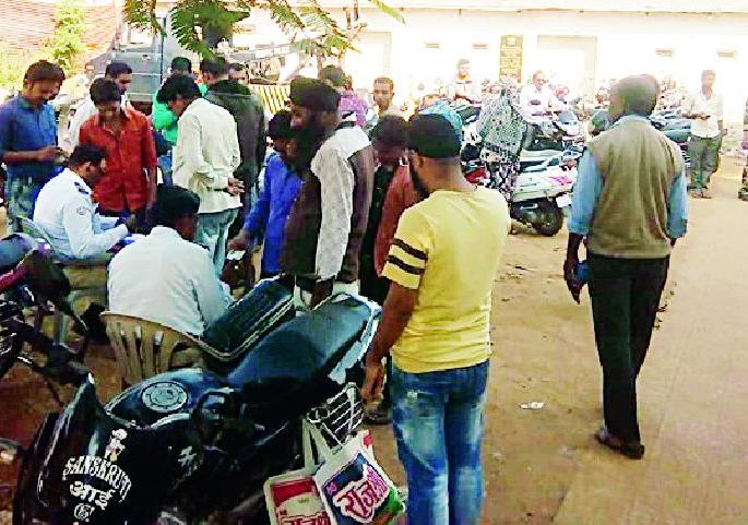Helmets, recovering three and a half lakh penalty in four hours | हेल्मेटसक्ती, चार तासात साडेतीन लाखांचा दंड वसूल Helmets, recovering three and a half lakh penalty in four hours | हेल्मेटसक्ती, चार तासात साडेतीन लाखांचा दंड वसूल