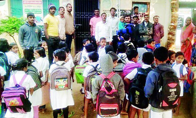 The locals locked the school | गावकऱ्यांनी ठोकले शाळेला कुलूप
