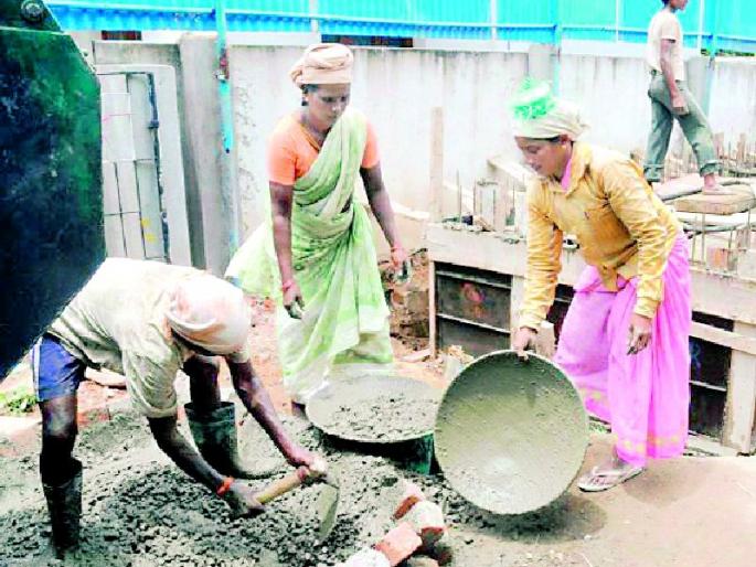 Construction workers will receive help in two phases | बांधकाम कामगारांना दोन टप्प्यात मिळणार मदत Construction workers will receive help in two phases | बांधकाम कामगारांना दोन टप्प्यात मिळणार मदत
