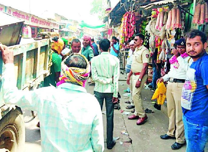 After the break, encroachment removal campaign | ब्रेकनंतर पुन्हा अतिक्रमण हटाव मोहीम After the break, encroachment removal campaign | ब्रेकनंतर पुन्हा अतिक्रमण हटाव मोहीम