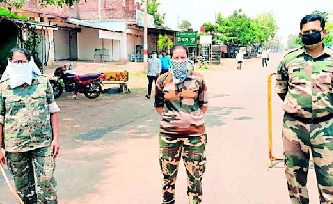 Duty in hot weather | रणरणत्या उन्हात ही रणरागिणी कर्तव्यदक्ष Duty in hot weather | रणरणत्या उन्हात ही रणरागिणी कर्तव्यदक्ष