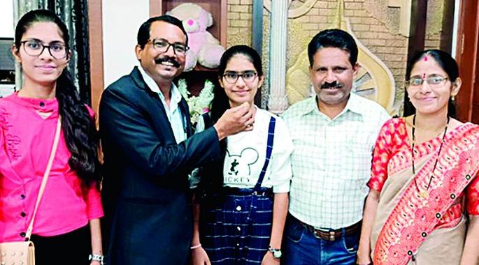 Nakshatra of Gujarati National High School tops the district | गुजराती नॅशनल हायस्कूलची नक्षत्रा जिल्ह्यात अव्वल
