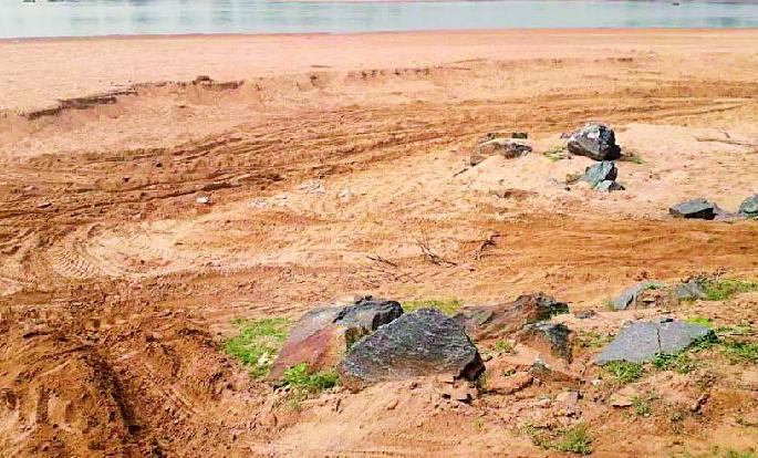 Illegal sand from the sand dune begins | रेतीघाटावरुन रेतीचा अवैध उपसा सुरुच Illegal sand from the sand dune begins | रेतीघाटावरुन रेतीचा अवैध उपसा सुरुच