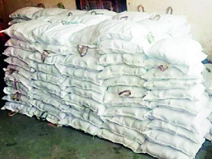 Water pouch reserves seized | पाणी पाऊचचा साठा जप्त Water pouch reserves seized | पाणी पाऊचचा साठा जप्त