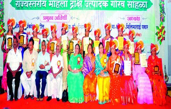 Suryakanta Patil: The distribution of state-level grape producers for women's pride | सेंद्रिय शेतीचे तंत्र आत्मसात करावे सूर्यकांता पाटील : राज्यस्तरीय द्राक्ष उत्पादक महिला गौरव पुरस्कारांचे वितरण Suryakanta Patil: The distribution of state-level grape producers for women's pride | सेंद्रिय शेतीचे तंत्र आत्मसात करावे सूर्यकांता पाटील : राज्यस्तरीय द्राक्ष उत्पादक महिला गौरव पुरस्कारांचे वितरण