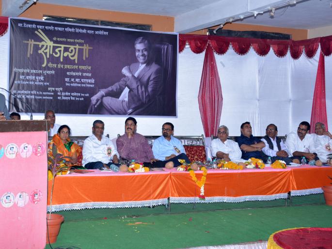 Give 'ignorance' a mirror from a scientific point of view | वैज्ञानिक दृष्टिकोणातून ‘अज्ञानाला’ मुठमाती द्या