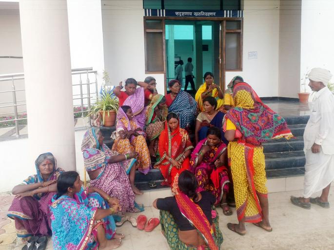 Controversy over the work of a well at Khambala | खांबाळा येथे विहिरीच्या कामावरून वाद Controversy over the work of a well at Khambala | खांबाळा येथे विहिरीच्या कामावरून वाद