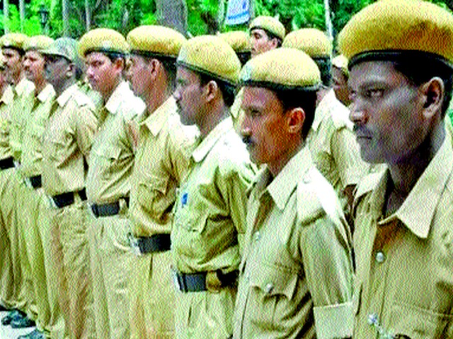 Double duty to police for deferring homeguards | होमगाडर््सना स्थगिती दिल्याने पोलिसांना डबल ड्युटी