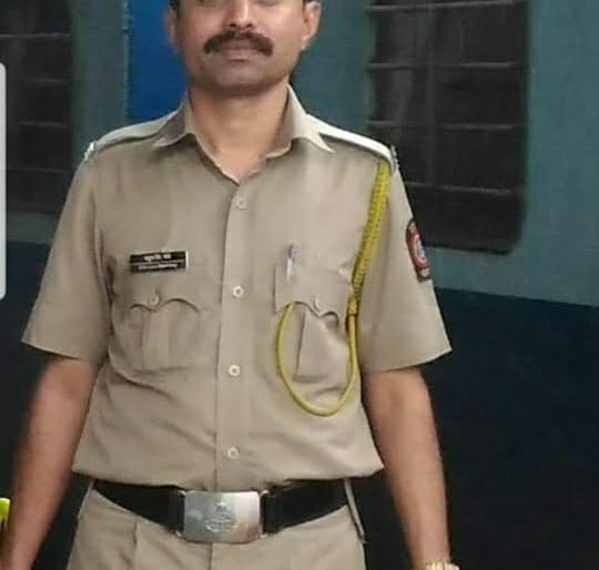 Police officers brutally beat his children | पोलीस कर्मचाऱ्यांची त्याच्या मुलांना अमानुषपणे मारहाण Police officers brutally beat his children | पोलीस कर्मचाऱ्यांची त्याच्या मुलांना अमानुषपणे मारहाण