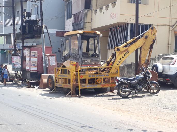 Satara: Give the compensation first .. JCB move, demand for damaged vehicles | सातारा : आधी भरपाई द्या..मगच जेसीबी हलवा, नुकसानग्रस्त वाहन चालकांची मागणी Satara: Give the compensation first .. JCB move, demand for damaged vehicles | सातारा : आधी भरपाई द्या..मगच जेसीबी हलवा, नुकसानग्रस्त वाहन चालकांची मागणी