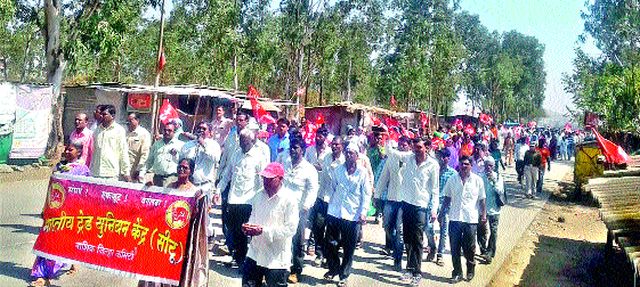 Front at Mundhegaon's Jindal Company | मुंढेगावच्या जिंदाल कंपनीवर मोर्चा