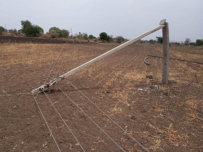 30 villages get electricity supply disrupted due to collapsing of polls | खांब पडल्याने ३० गावांचा वीजपुरवठा विस्कळीत