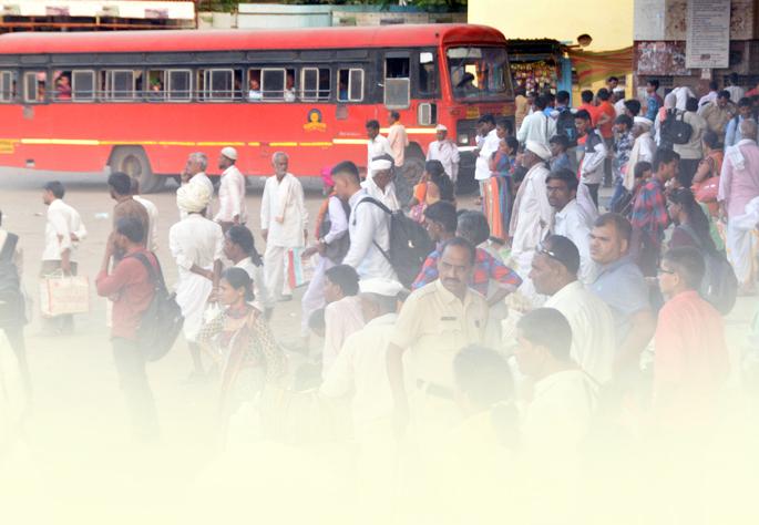 The number of freight passengers increased | फुकट्या प्रवाशांची संख्या दीडपट वाढली The number of freight passengers increased | फुकट्या प्रवाशांची संख्या दीडपट वाढली