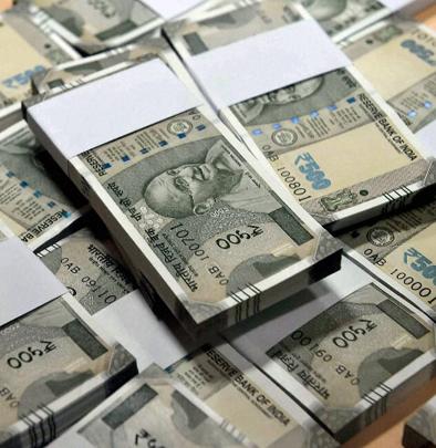 Payment of Rs 16 lakhs fruitcake insurance at Queen Uinagaran branch | राणी उंचेगाव शाखेत १६ लाखांचा फळपीक विमा भरणा Payment of Rs 16 lakhs fruitcake insurance at Queen Uinagaran branch | राणी उंचेगाव शाखेत १६ लाखांचा फळपीक विमा भरणा