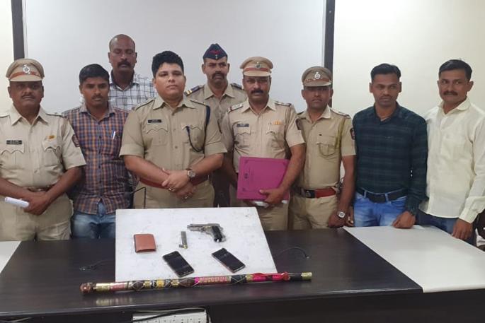 A session to find a pistol was started in the city | शहरात गावठी पिस्तूल आढळण्याचे सत्र सुरूच A session to find a pistol was started in the city | शहरात गावठी पिस्तूल आढळण्याचे सत्र सुरूच