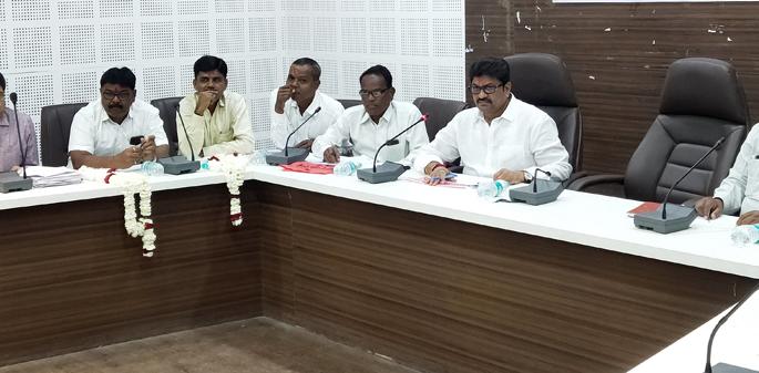 Sarpanchs read the issues before the MLAs | आमदारांसमोर सरपंचांनी वाचला समस्यांचा पाढा Sarpanchs read the issues before the MLAs | आमदारांसमोर सरपंचांनी वाचला समस्यांचा पाढा