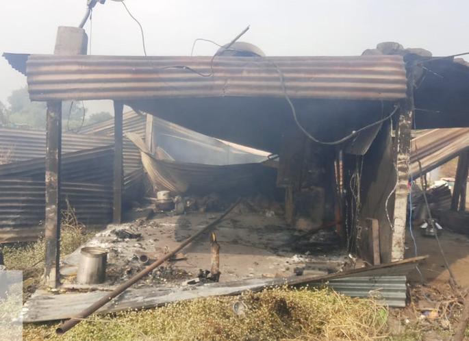 Four homes were destroyed in the cylinder explosion | सिलिंडरच्या स्फोटात चार घरे बेचिराख