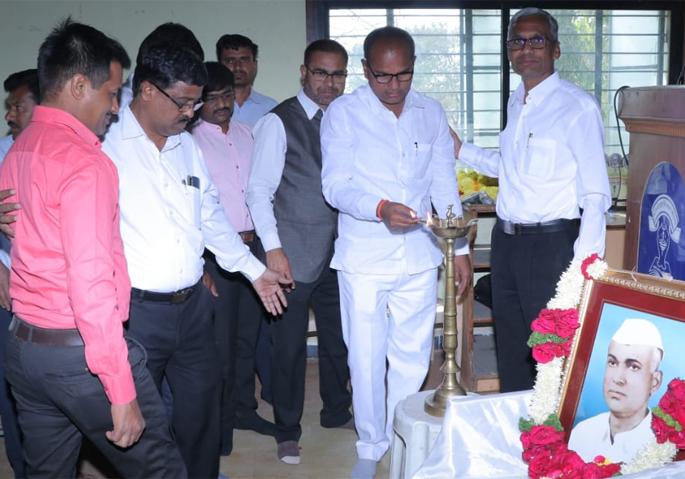 Pahade College wins title | पहाडे महाविद्यालयास विजेतेपद Pahade College wins title | पहाडे महाविद्यालयास विजेतेपद