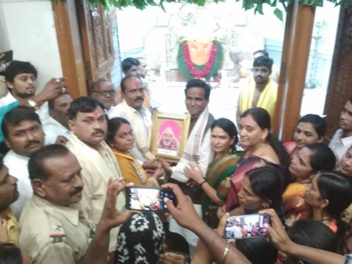 Crowds to meet Rajureshwara | राजुरेश्वराच्या दर्शनासाठी गर्दी Crowds to meet Rajureshwara | राजुरेश्वराच्या दर्शनासाठी गर्दी