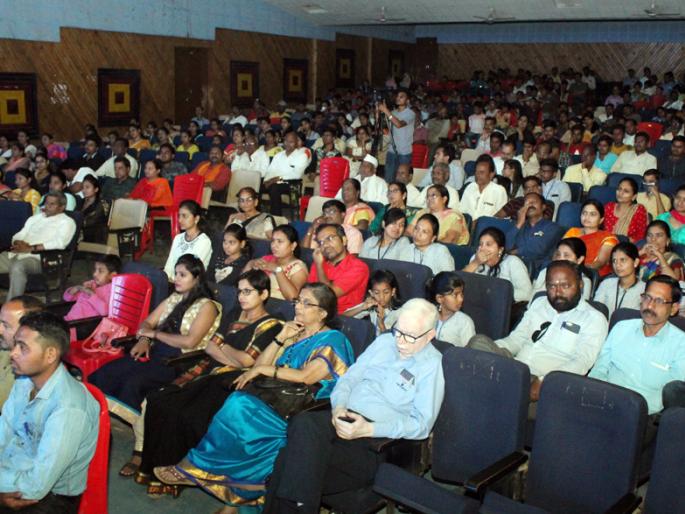 Change the attitude of looking at handicapped | दिव्यांगांकडे बघण्याचा दृष्टिकोन बदला Change the attitude of looking at handicapped | दिव्यांगांकडे बघण्याचा दृष्टिकोन बदला