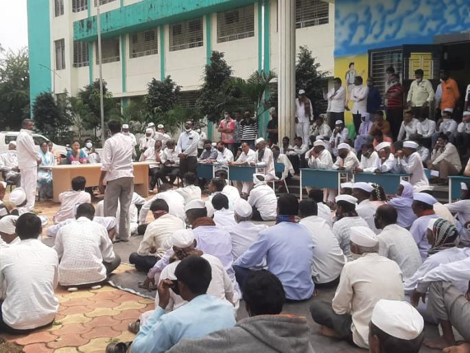 Village wise complaints of electricity consumers in Kalvan taluka will be taken care of | कळवण तालुक्यात वीज ग्राहकांच्या गावनिहाय तक्र ारीची दखल घेणार Village wise complaints of electricity consumers in Kalvan taluka will be taken care of | कळवण तालुक्यात वीज ग्राहकांच्या गावनिहाय तक्र ारीची दखल घेणार