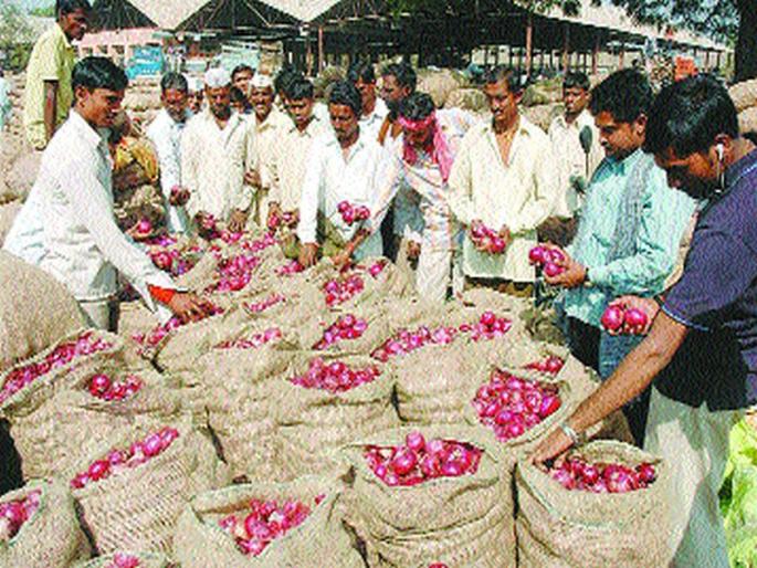 Red onion: Yeola, falling in the incoherent market premises due to rising inward spiral | लाल कांदा : येवला, अंदरसूल बाजार आवारात नाराजी आवक वाढल्याने भावात घसरण
