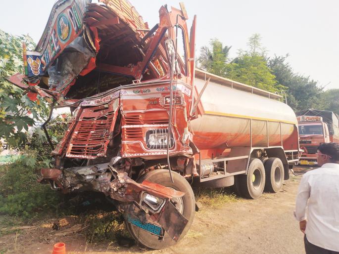 Fatal truck-tanker accident at Karanji Ghat, drivers of both vehicles killed |  करंजी घाटात ट्रक-टँकरचा भीषण अपघात, दोन्ही वाहनांचे चालक ठार Fatal truck-tanker accident at Karanji Ghat, drivers of both vehicles killed |  करंजी घाटात ट्रक-टँकरचा भीषण अपघात, दोन्ही वाहनांचे चालक ठार