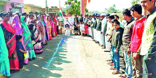 Ex-serviceman commemorates martyr jawans | माजी सैनिकाकडून शहीद जवानांना श्रद्धांजली Ex-serviceman commemorates martyr jawans | माजी सैनिकाकडून शहीद जवानांना श्रद्धांजली