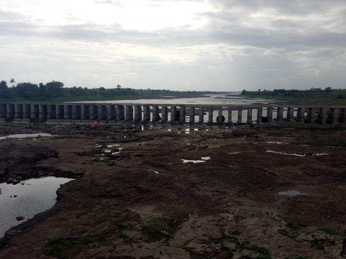 Traffic is unsafe because the bridge is not tight | नदीवरील पुलाला संरक्षक कठडे नसल्याने वाहतुक असुरक्षित Traffic is unsafe because the bridge is not tight | नदीवरील पुलाला संरक्षक कठडे नसल्याने वाहतुक असुरक्षित