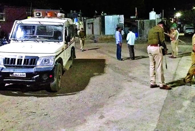 Balpur square stone pelting case: 36 booked in khamgaon | बाळापूर फैल दगडफेक प्रकरणी ३६ जणांविरोधात गुन्हा दाखल Balpur square stone pelting case: 36 booked in khamgaon | बाळापूर फैल दगडफेक प्रकरणी ३६ जणांविरोधात गुन्हा दाखल