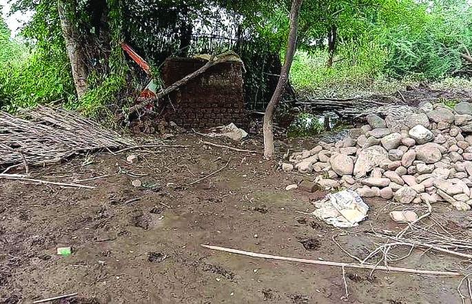 Due to the 'backwater' of lower Dnyan Ganga, 15 houses in Divthana were affected | निम्न ज्ञानगंगाच्या 'बॅकवॉटर'मुळे दिवठाणा येथील १५ घरे बाधित Due to the 'backwater' of lower Dnyan Ganga, 15 houses in Divthana were affected | निम्न ज्ञानगंगाच्या 'बॅकवॉटर'मुळे दिवठाणा येथील १५ घरे बाधित