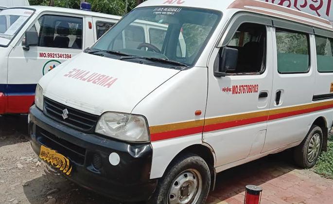 Use of private vehicles as ambulances! | खासगी वाहनांचा चक्क रूग्णवाहिका म्हणून वापर! Use of private vehicles as ambulances! | खासगी वाहनांचा चक्क रूग्णवाहिका म्हणून वापर!