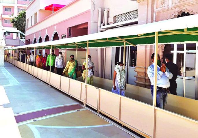 Shegaon : Gajanan Maharaj Temple Reopen after 8 Months | गजानन महाराजांचे मंदिर उघडले; ८ हजार भाविकांनी घेतला दर्शनाचा लाभ Shegaon : Gajanan Maharaj Temple Reopen after 8 Months | गजानन महाराजांचे मंदिर उघडले; ८ हजार भाविकांनी घेतला दर्शनाचा लाभ