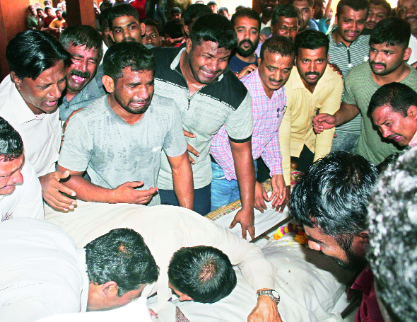 Hundanki 'Moti Bagh' too thrilled! | हुंदक्यांनी ‘मोतीबाग’ही गदगदली..!