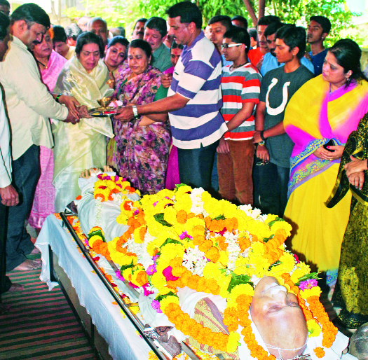 'Two laughs broke out' | ‘दो हंसो का जोडा बिछड गया’ 'Two laughs broke out' | ‘दो हंसो का जोडा बिछड गया’