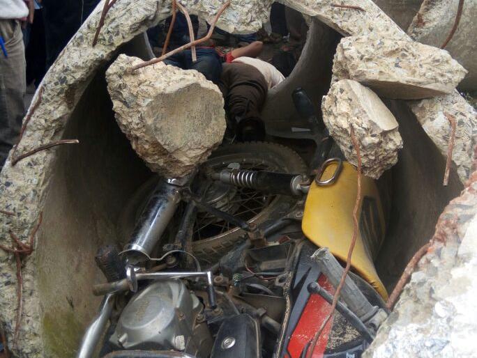 Drainage pipe hit a brother of two-wheeled brother | ड्रेनेज पाईपला धडकून दुचाकीवरील सख्खे भाऊ ठार Drainage pipe hit a brother of two-wheeled brother | ड्रेनेज पाईपला धडकून दुचाकीवरील सख्खे भाऊ ठार