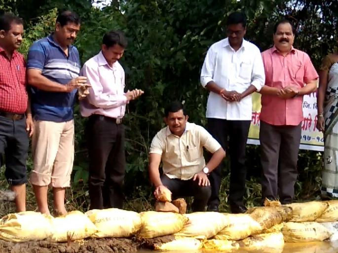 Bundra day was celebrated in Kudal taluka, built 369 bundes only through public participation | कुडाळ तालुक्यात साजरा झाला बंधारा दिवस, केवळ लोकसहभागातून बांधले ३६९ बंधारे Bundra day was celebrated in Kudal taluka, built 369 bundes only through public participation | कुडाळ तालुक्यात साजरा झाला बंधारा दिवस, केवळ लोकसहभागातून बांधले ३६९ बंधारे